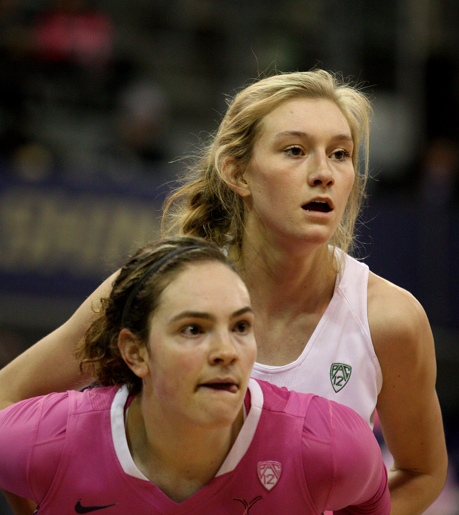 Hannah Johnson of Washington and Oregon's Lydia Giomi wait for an inbound pass.