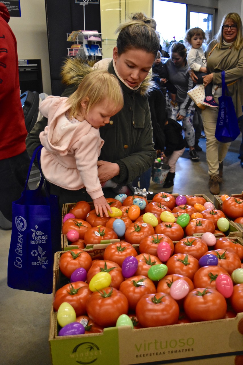 West Seattle Thriftway gives away 160 prizes and a record 27,000 eggs