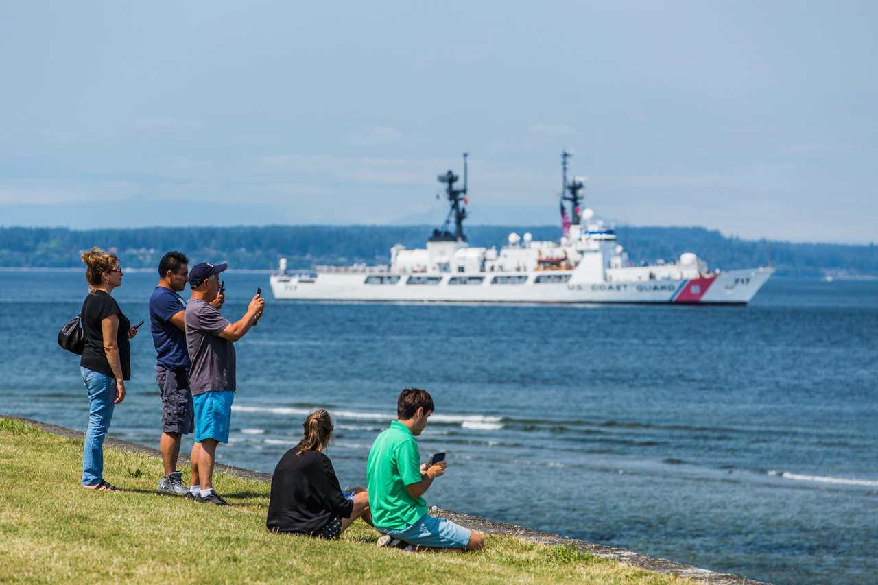 people watching the ships