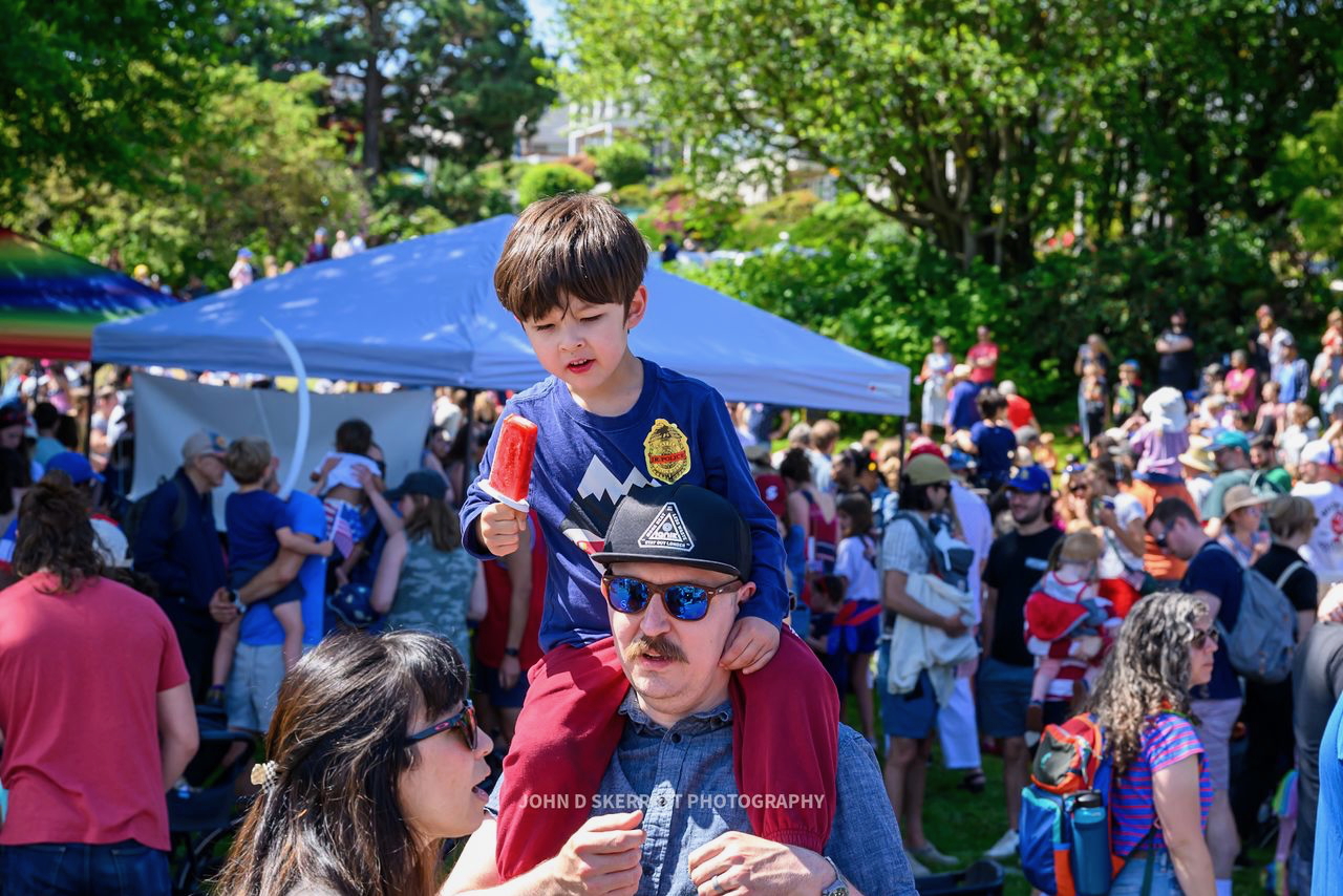 kid on dad's shoulders