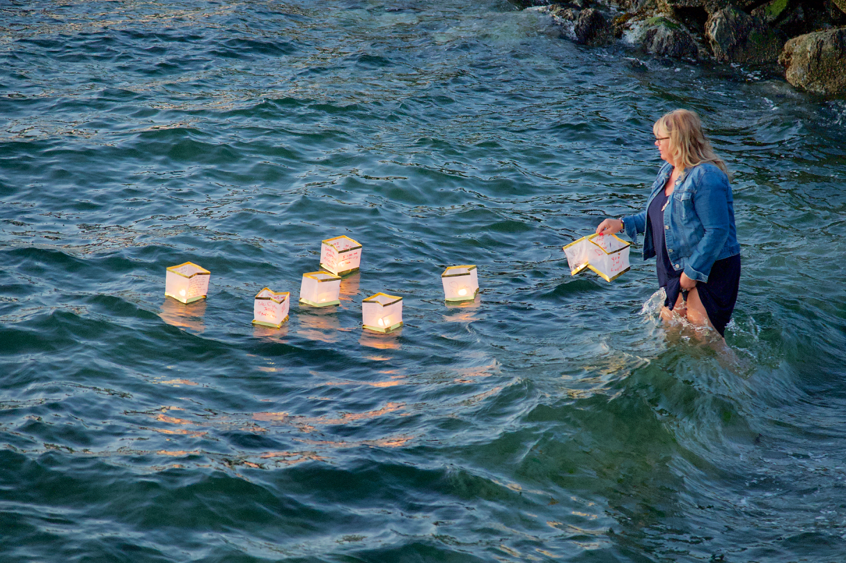 Charleen placing lanterns