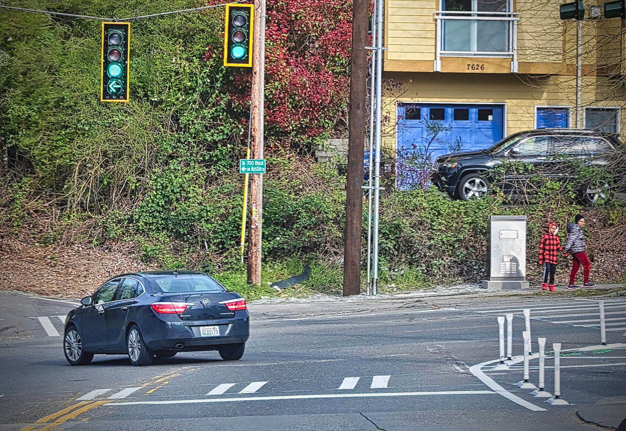 left turn light at Highland Park way