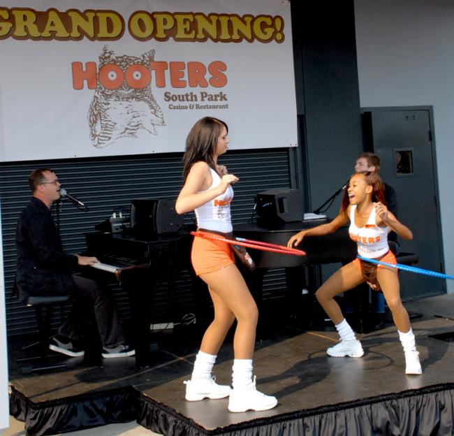 Hooters 1a.jpg